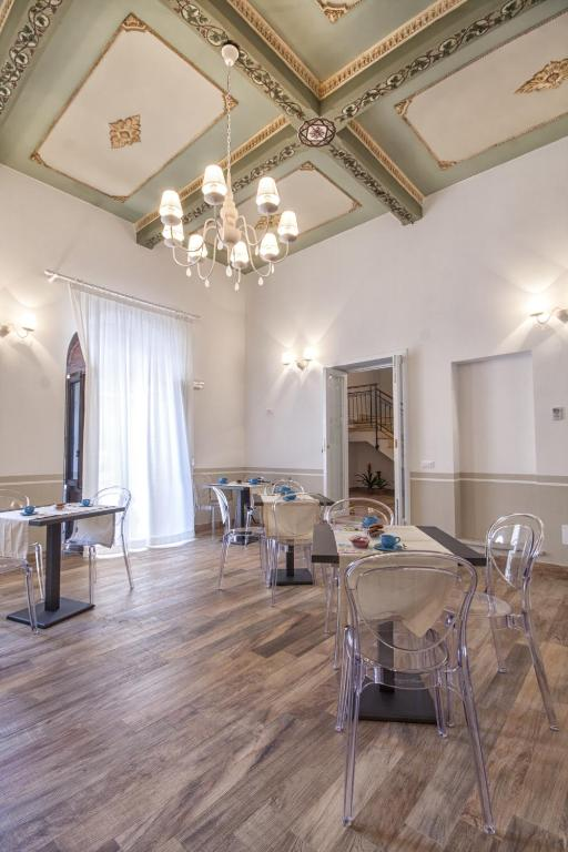 Breakfast room with decorated historic ceiling
